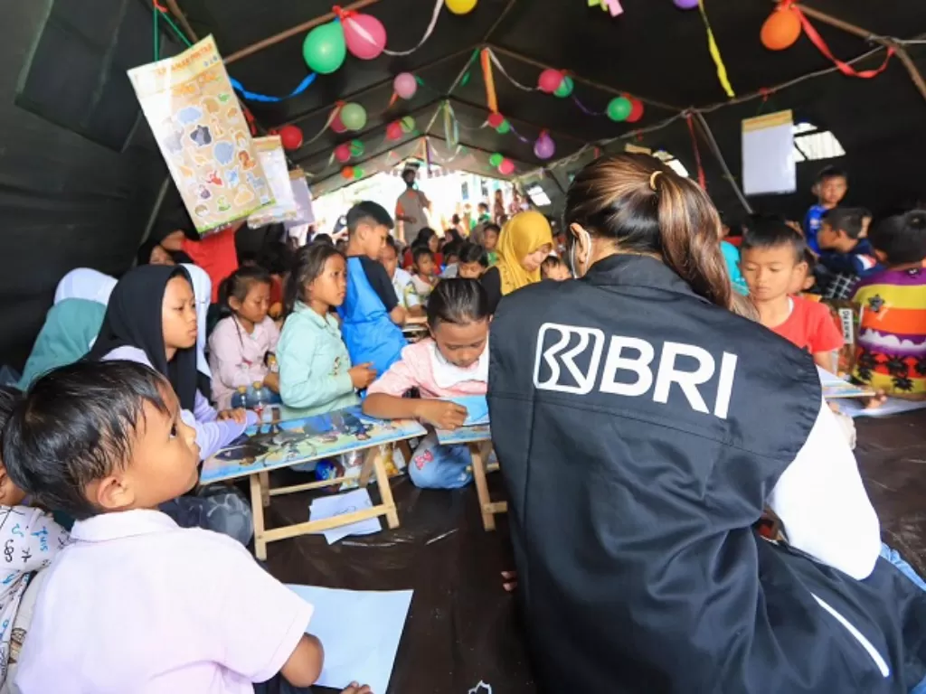 Srikandi BRI terlibat aktif membantu korban Gempa Cianjur. (Dok. Humas Bank BRI)