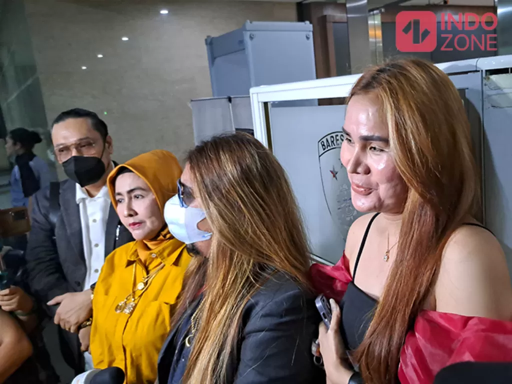 Indra Tarigan ditemani Tessa Mariska dan Isa Zega menyambangi Bareskrim Mabes Polri guna membuat laporan untuk wanita inisial FS, Senin malam (5/12/2022). (Arvi/Indozone)