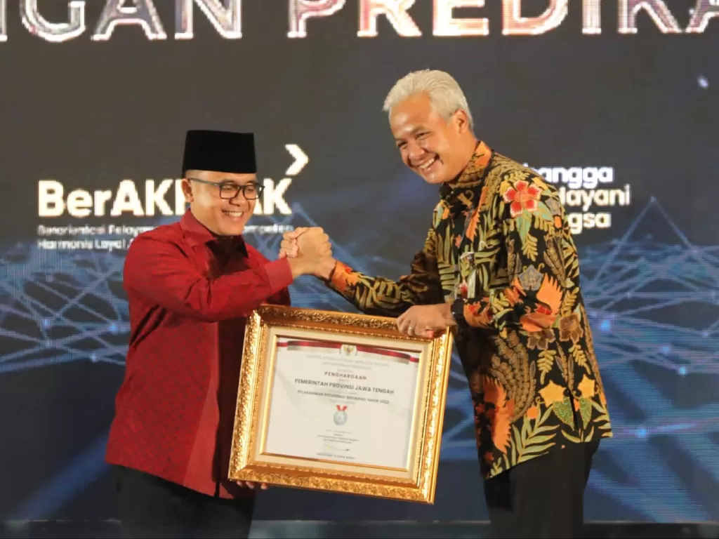 Gubernur Jawa Tengah (Jateng) Ganjar Pranowo menerima penghargaan kenaikan indeks reformasi birokrasi dari level BB ke level A oleh Kemenpan RB (Dok. Pemprov Jawa Tengah)