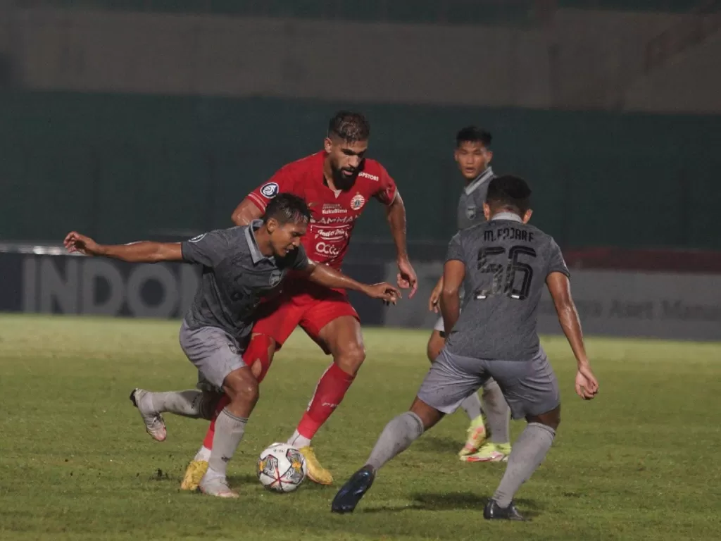 Abdulla Yusuf Helal mempertahankan bola dari tekanan Borneo FC (ANTARA FOTO/Andreas Fitri Atmoko)