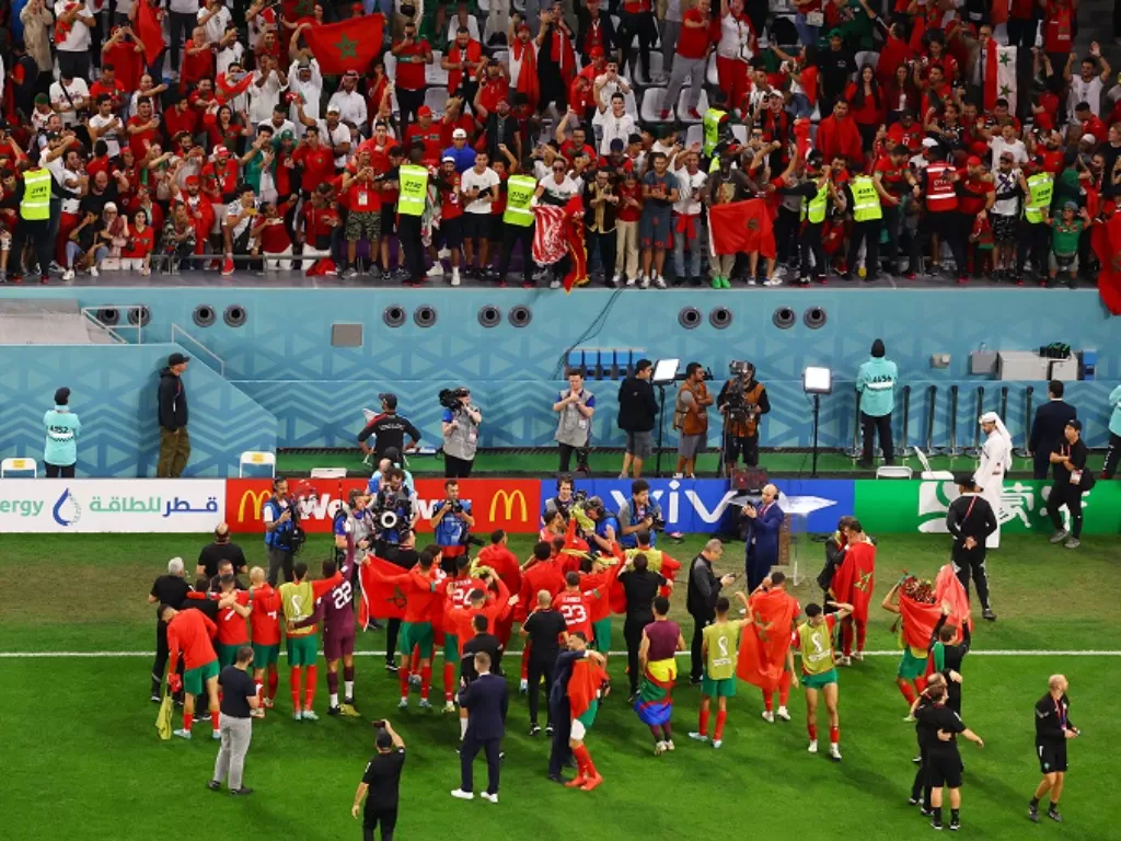 Pemain Timnas Maroko merayakan keberhasilannya lolos ke perempatfinal Piala Dunia 2022.(REUTERS/Bernadett Szabo)