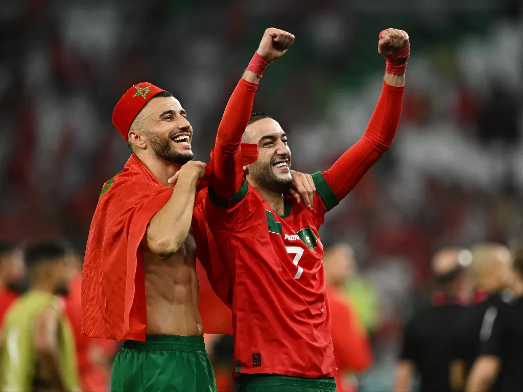 Pemain Maroko merayakan kemenangan lolos ke babak perempatfinal Piala Dunia 2022 (REUTERS/Dylan Martinez)