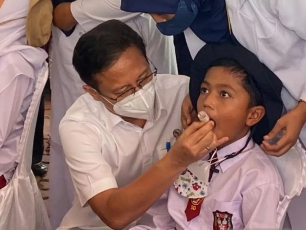 Menteri Kesehatan Budi Gunadi Sadikin meneteskan vaksin polio kepada anak saat pencanangan Sub Pekan Imunisasi Nasional (PIN) polio di Pendopo Gubernur Aceh, Kota Banda Aceh. (Antara/Khalis Surry)