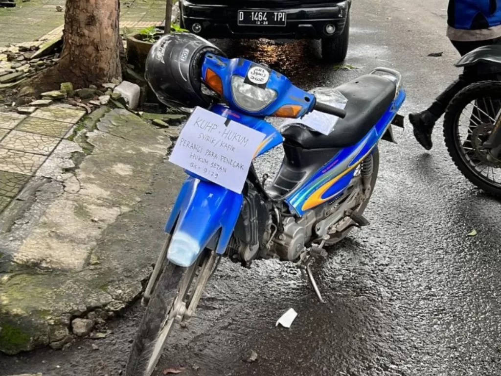 Sepeda motor yang diduga milik pelaku bom bunuh diri di Polsek Astana Anyar, Bandung, Jawa Barat (Ist).