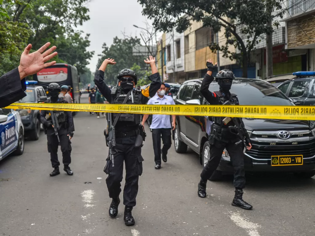 Sterilisasi tempat kejadian perkara dugaan bom bunuh diri di Polsek Astanaanyar, Bandung, Jawa Barat, Rabu (7/12/2022). (ANTARA FOTO/Raisan Al Farisi)