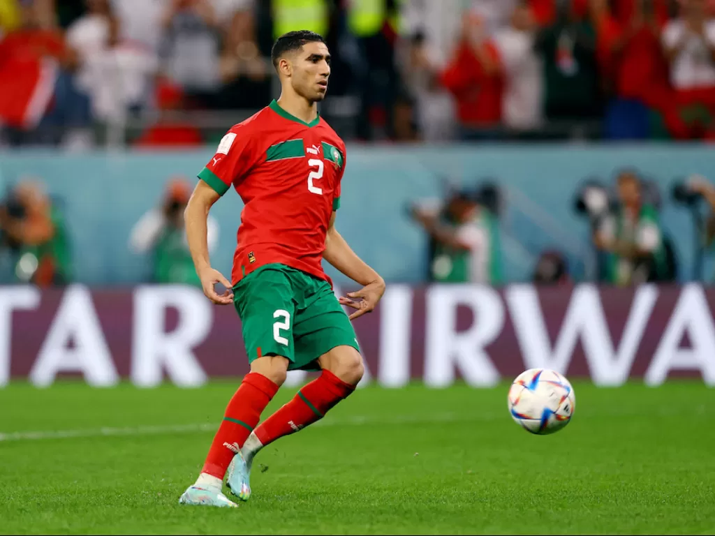 Achraf Hakimi melakukan tendangan penalti di laga Maroko vs Spanyol (REUTERS/Matthew Childs)