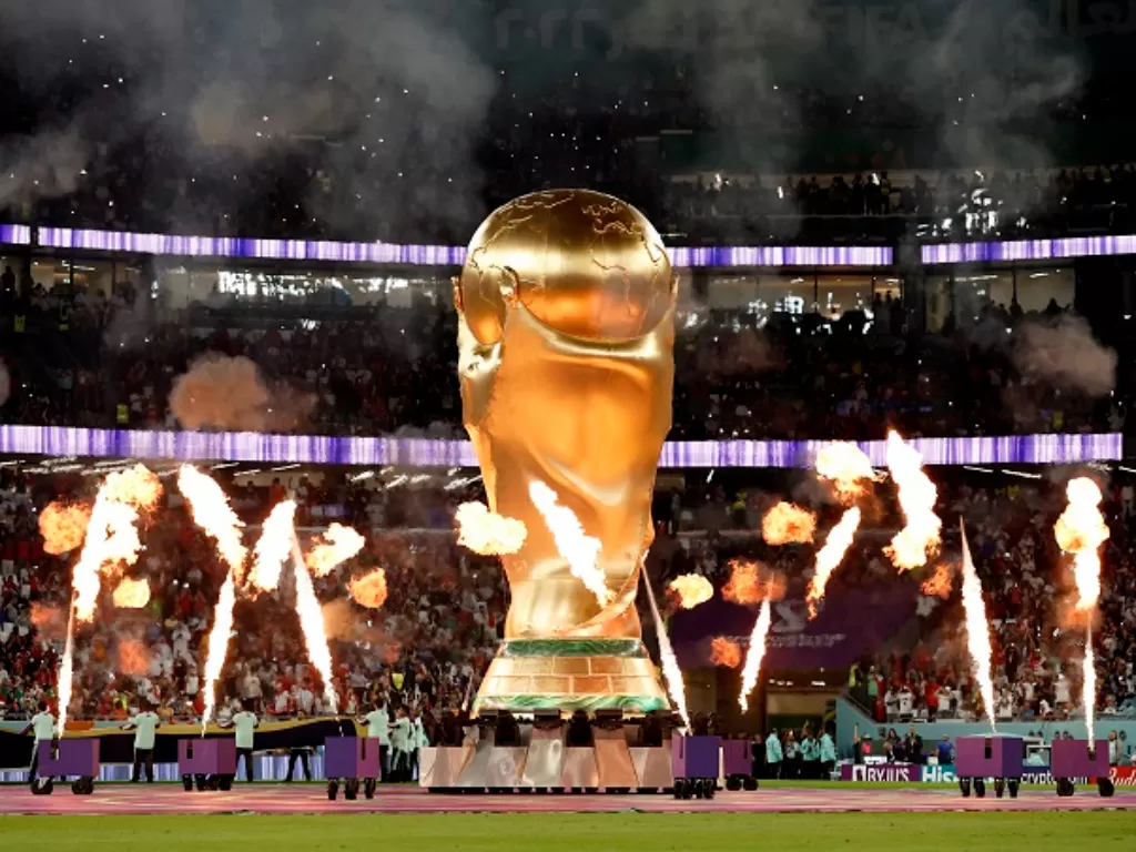 Replika trofi Piala Dunia berada di tengah lapangan sebelum pertandingan. (REUTERS/Benoit Tessier)