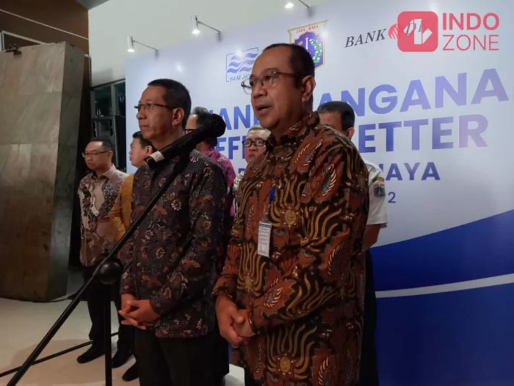 Pj Gubernur bersama Direktur Utama Perumda PAM Jaya Arief Nasrudin. (INDOZONE/Febyora Dwi Rahmayani)