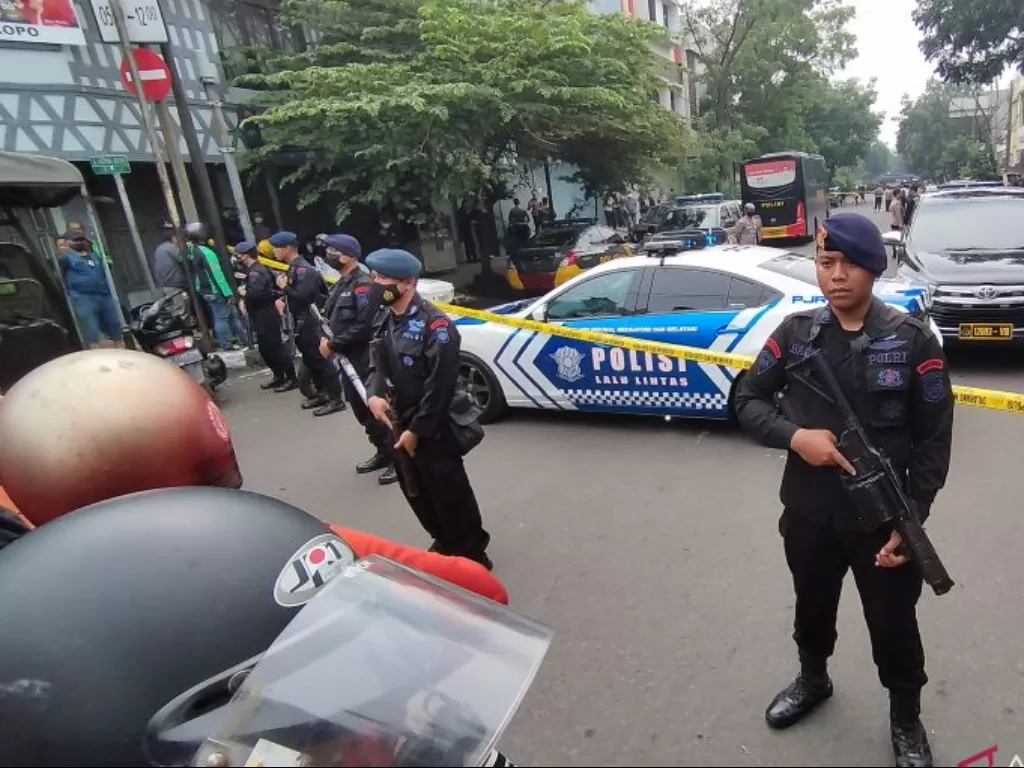 Personel Brimob berjaga di kawasan sekitar Polsek Astanaanyar, Kota Bandung, Jawa Barat, Rabu (7/12/2022). (ANTARA/Bagus Ahmad Rizaldi)