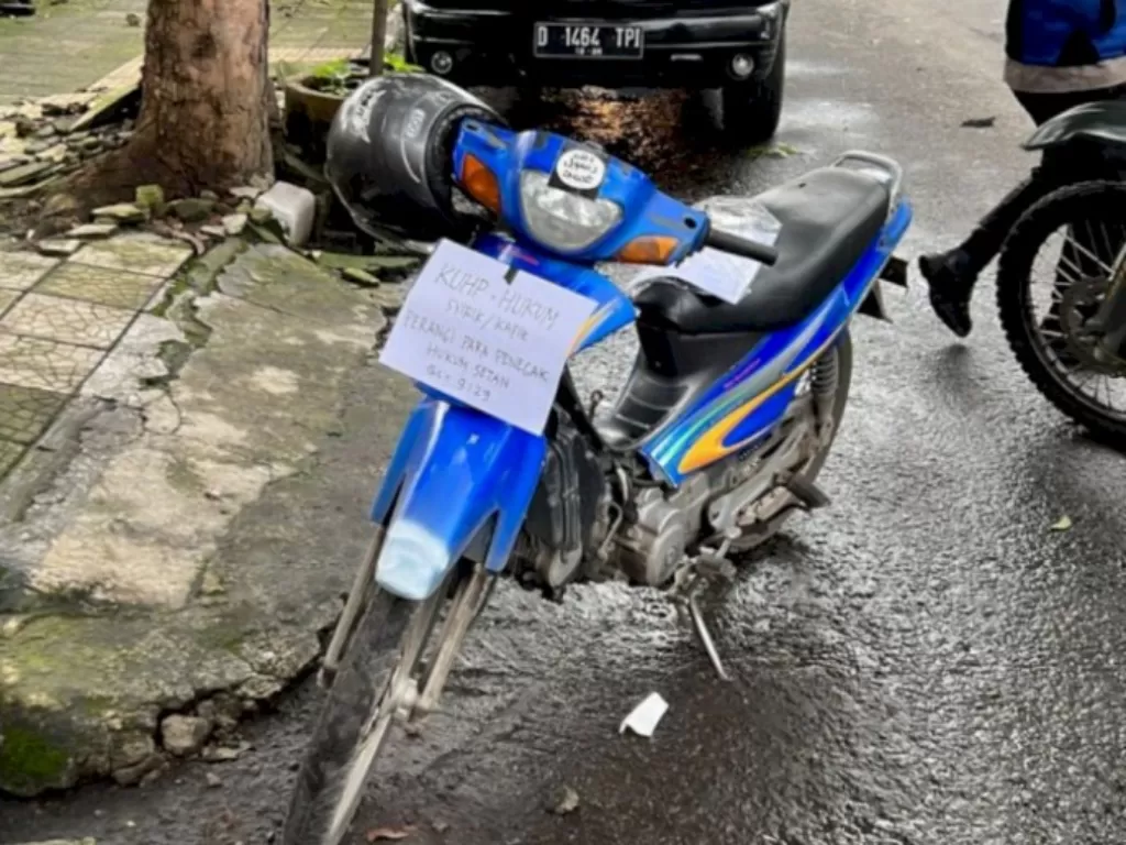 Sepeda motor yang diduga milik pelaku bom bunuh diri di Polsek Astana Anyar, Bandung, Jawa Barat. (Istimewa)