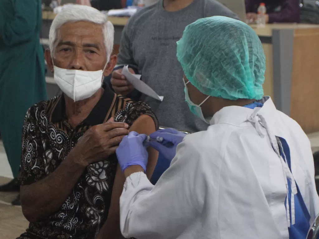 Tenaga medis menyuntikkan vaksin COVID-19 dosis keempat atau penunjang (booster) kedua pada seorang warga lansia di Aula Kelurahan Pandanwangi, Malang, Jawa Timur, Selasa (29/11/2022). (Antara/Ari Bowo Sucipto)