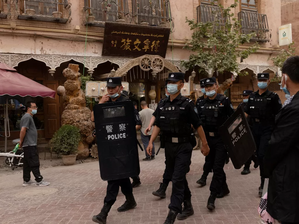 Polisi China razia ponsel warga. (REUTERS/Thomas Peter)