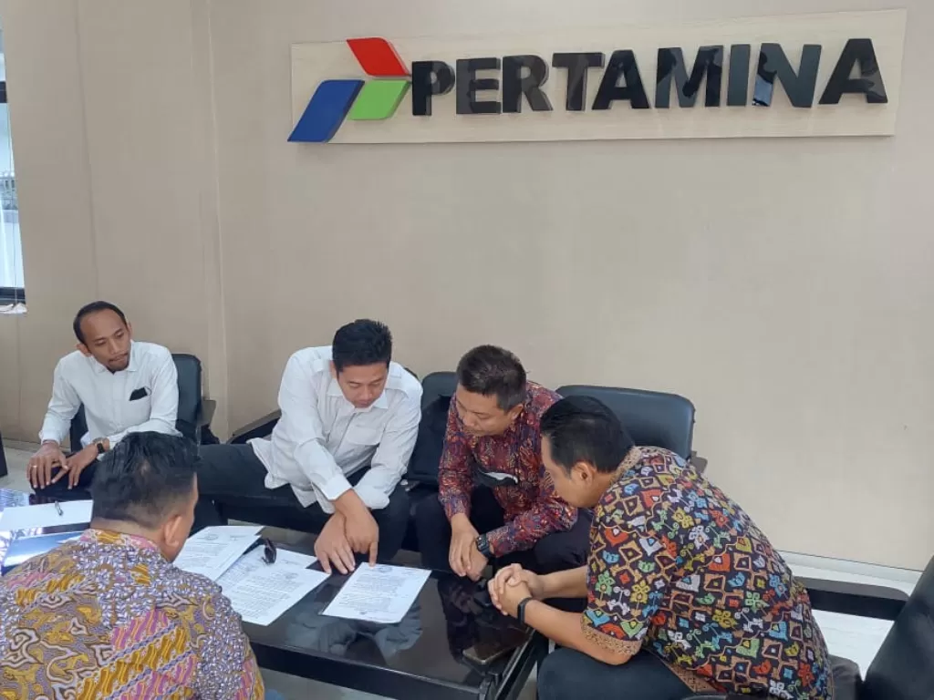 Penggeledahan kantor PT Pertamina di Kalimantan Selatan terkait kasus korupsi. (Dok. Bareskrim Polri)