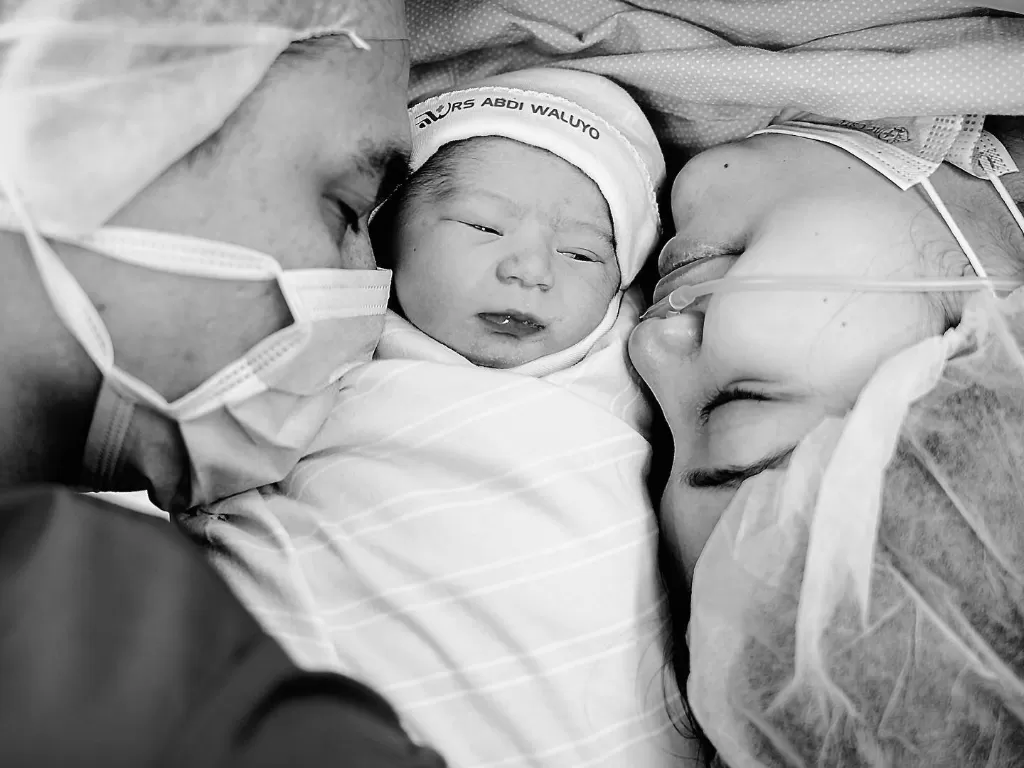 Adipati Dolken dan Canti Tachril pamer wajah anak pertama (Instagram/adipati)