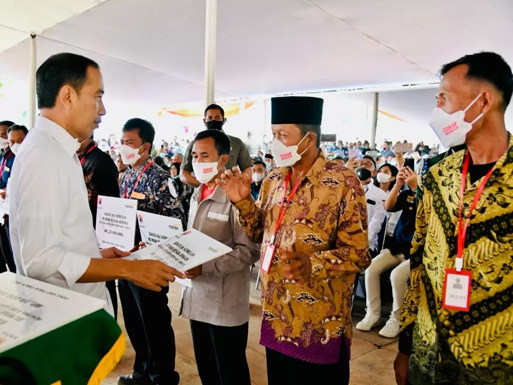 Presiden Jokowi menyerahkan langsung bantuan stimulan untuk perbaikan rumah warga terdampak gempa bumi Cianjur (Foto: BPMI Setpres/Laily Rachev)