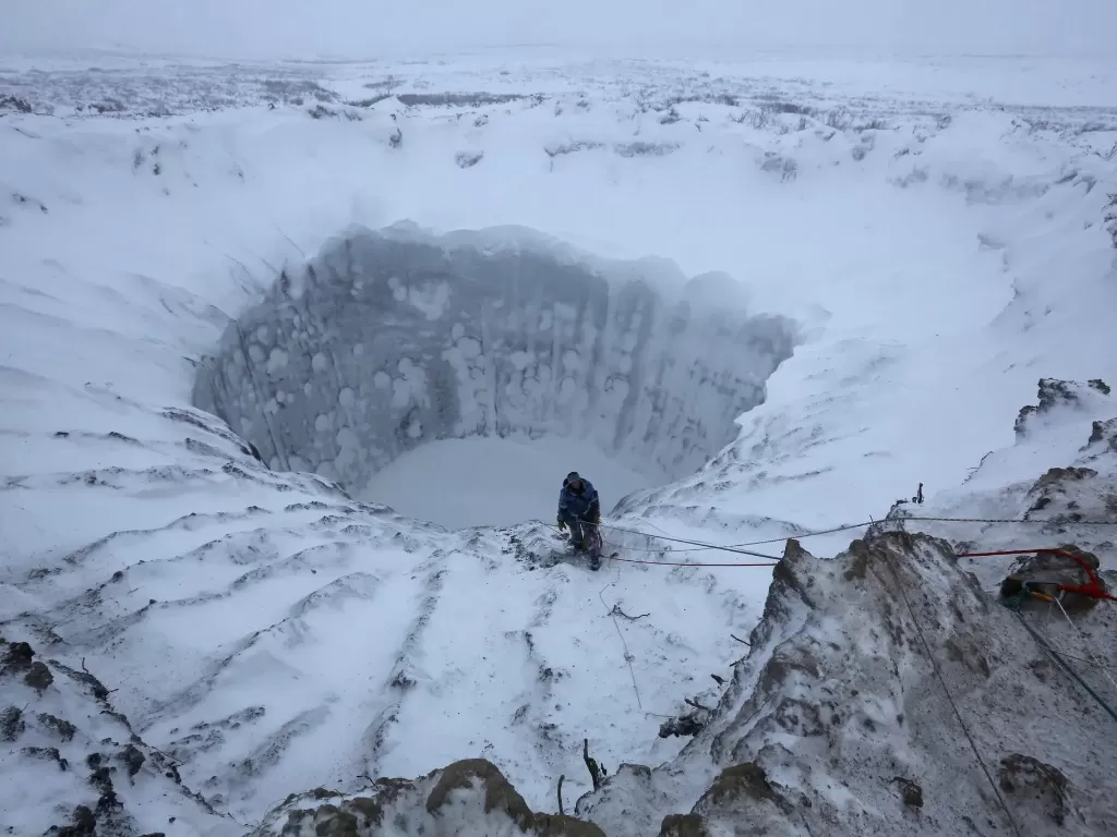 Ilustrasi - Sebuah kawah yang ditemukan pada tahun 2014 di Semenanjung Yamal di Siberia utara. (REUTERS)