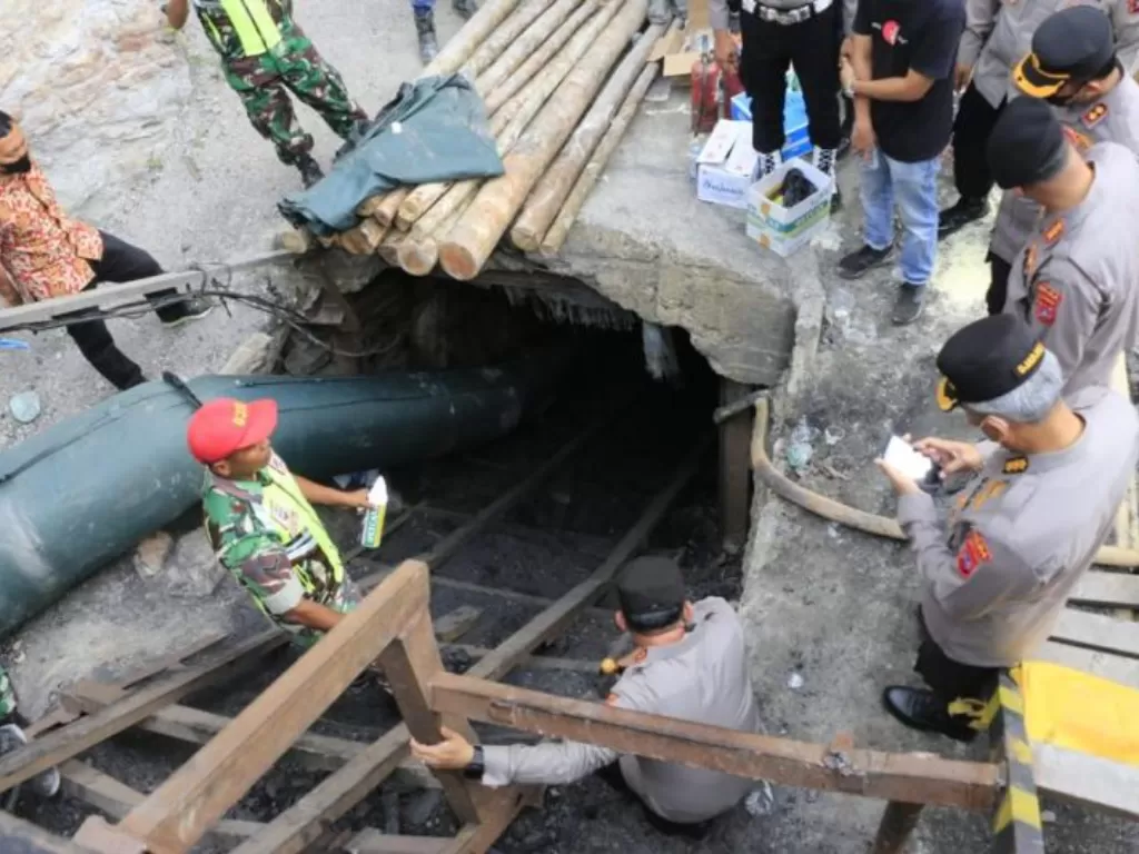 Tim SAR gabungan melakukan evakuasi korban kecelakaan tambang di IUP PT NAL, Kota Sawahlunto, Sumatera Barat, Jumat (9/12/2022). (Antara)