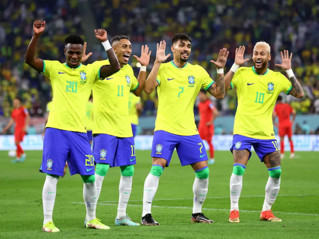 Pemain Timnas Brasil berjoget saat melakukan selebrasi (REUTERS/Carl Recine)