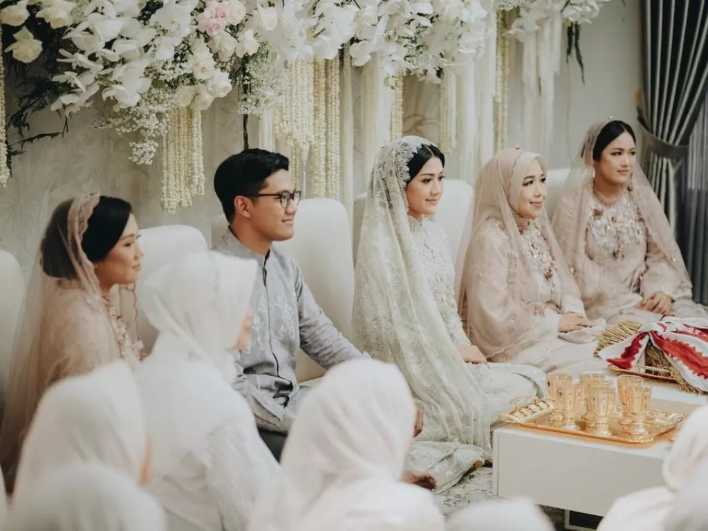 Erina Gudono memberikan pelangkah pada kedua kakaknya karena mendahului mereka menikah dengan Kaesang Pangarep. (Instagram@erinagudono)