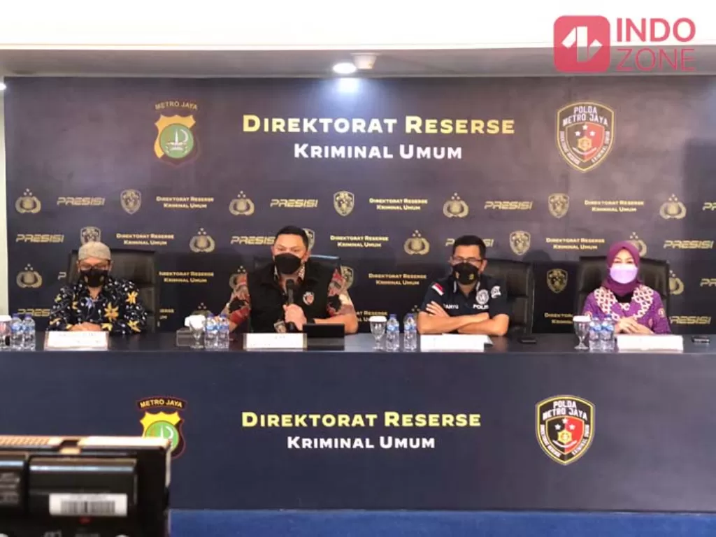 Konferensi pers hasil penyelidikan final Polda Metro Jaya kasus 1 keluarga tewas di Kalideres, Jakarta Barat. (INDOZONE/Samsudhuha Wildansyah).