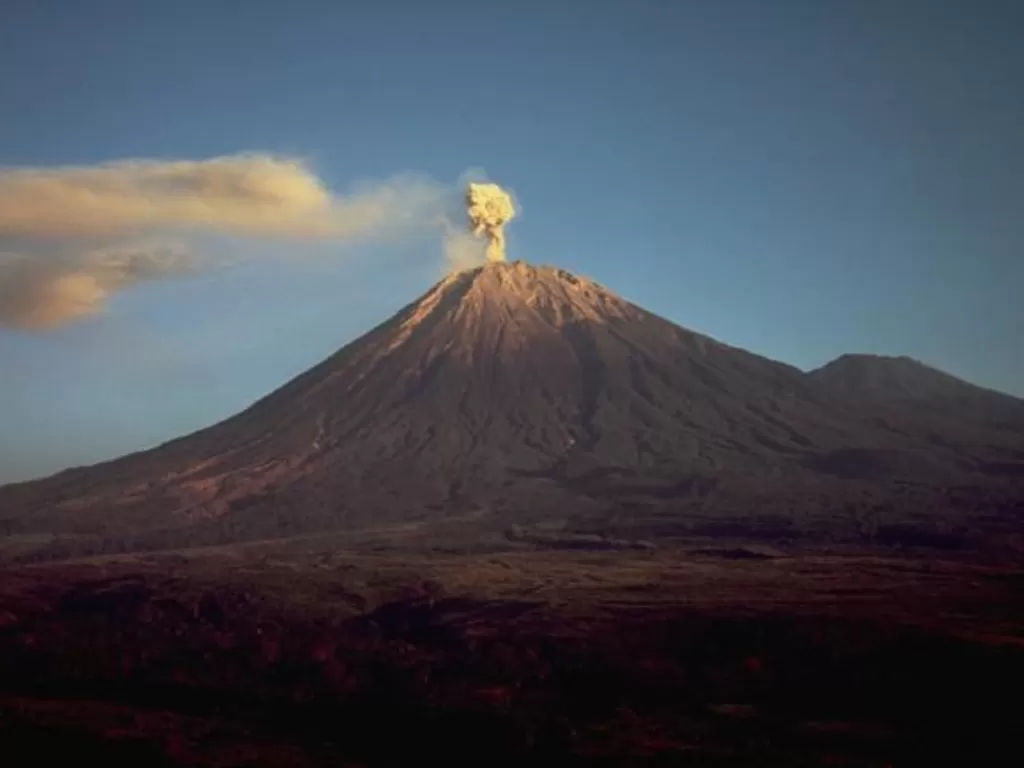 Penampakan Gunung Semeru. (Wikipedia)