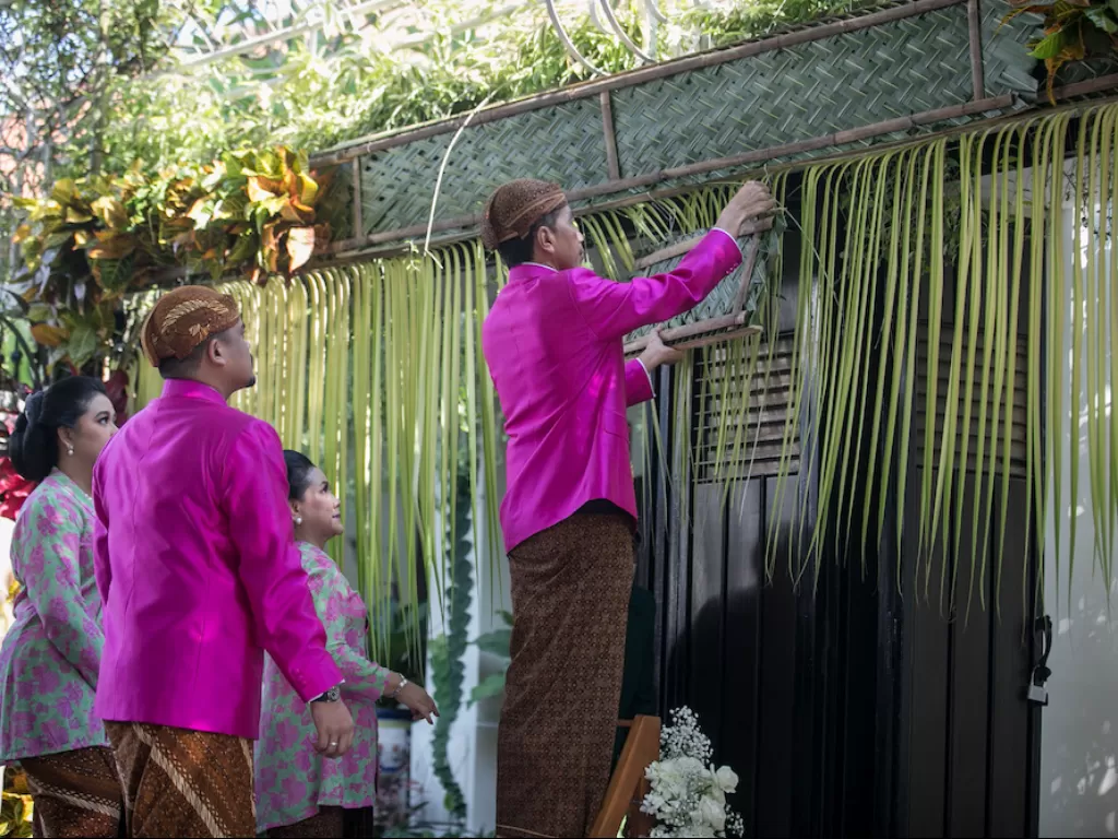 Presiden Joko Widodo memasang bleketepe untuk pernikahan Kaesang Pangarep dan Erina Gudono (ANTARA FOTO/Mohammad Ayudha)