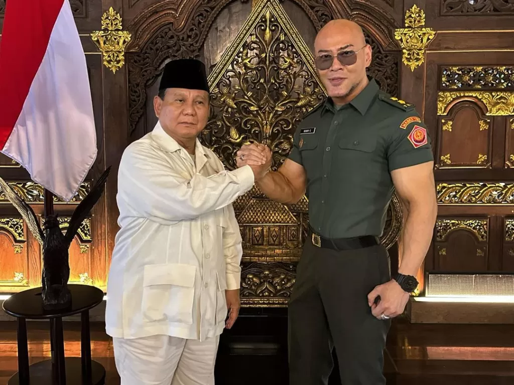 Deddy Corbuzier menerima pangkat Tituler TNI AD dari Menteri Pertahanan Prabowo Subianto (Instagram/@mastercorbuzier)