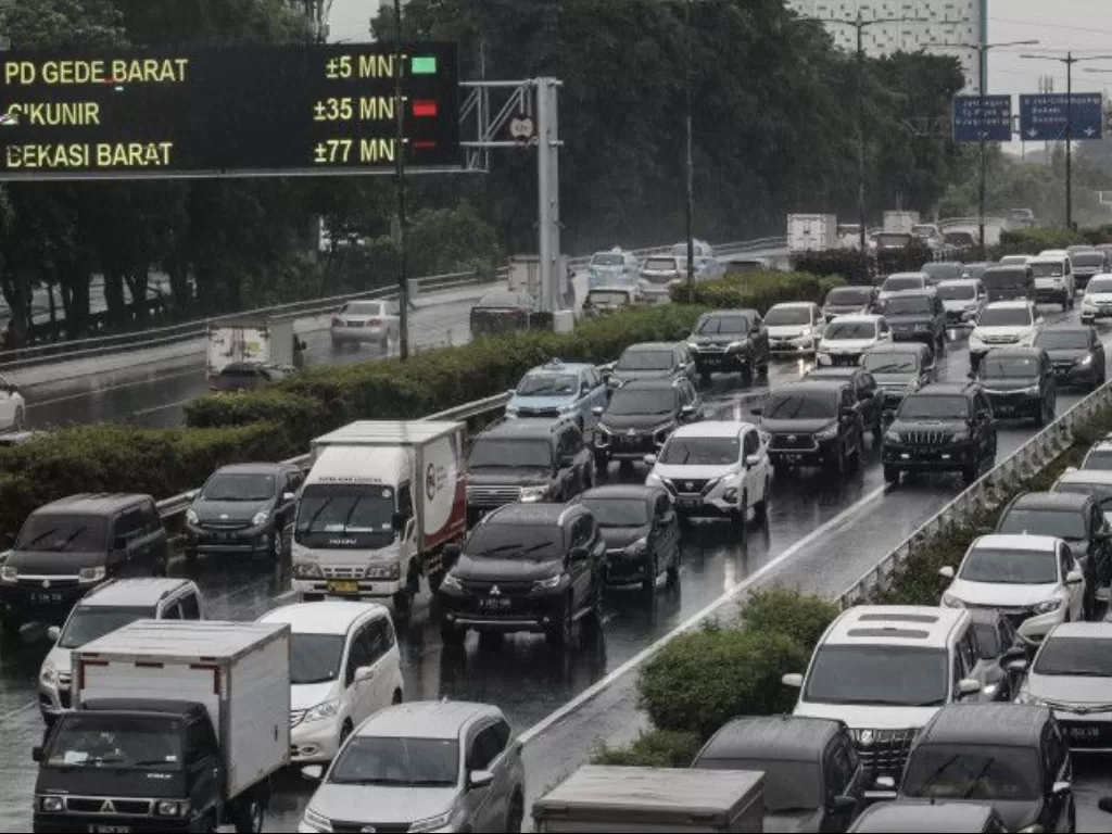 Sejumlah kendaraan terjebak kemacetan di kawasan Tol Dalam Kota, Jakarta, Kamis (17/11/2022). (ANTARA FOTO/Darryl Ramadhan)