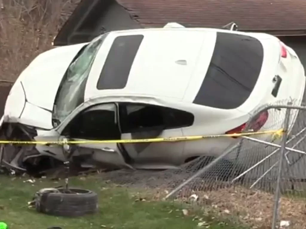 BMW X6 M yang menabrak rumah orang. (Tangkapan layar Youtube/CBS News Chicago)