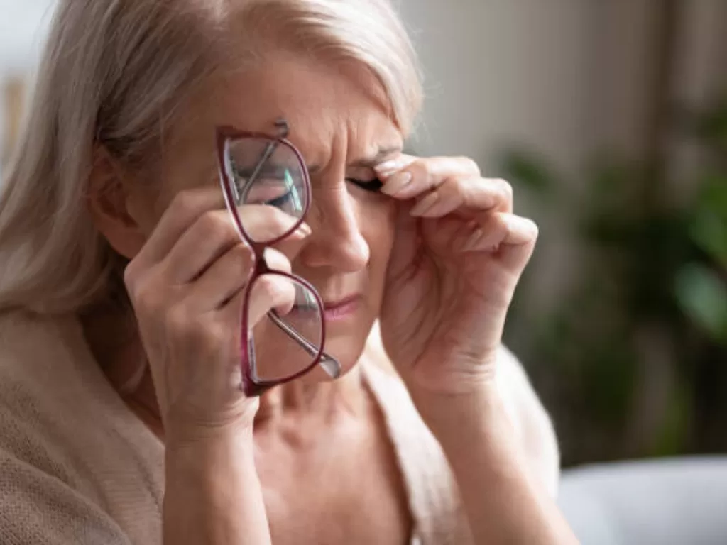 Ilustrasi wanita merasa pusing saat pakai kacamata baru. (Pexels)