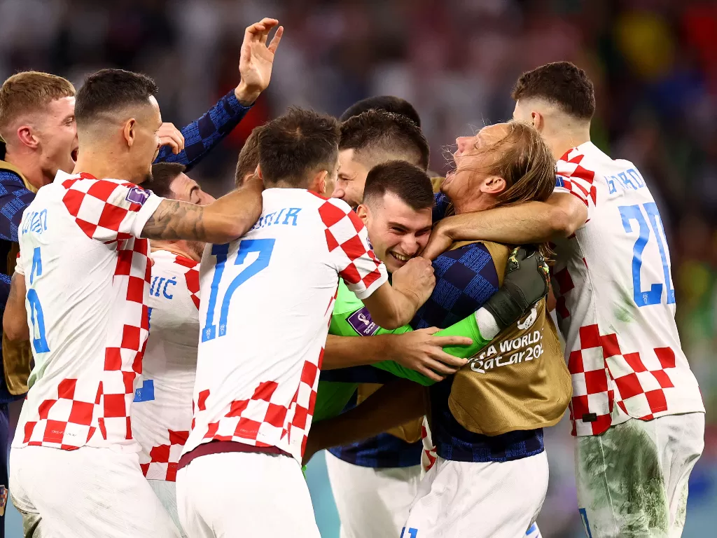 Timnas Kroasia menang dari Brasil usai menangi babak adu penalti, di Piala Dunia Qatar 2022. (REUTERS/Hannah Mckay)