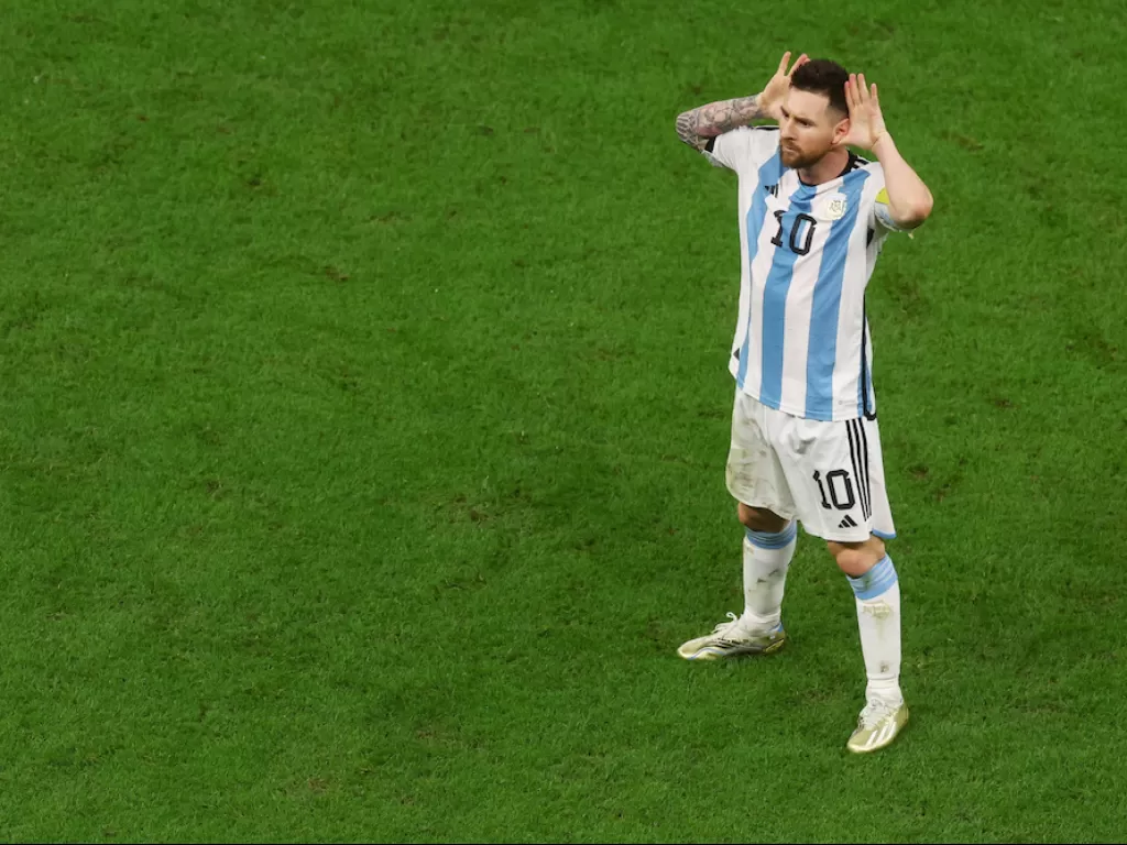 Lionel Messi melakukan selebrasi usai bawa Timnas Argentina lolos ke semifinal Piala Dunia 2022 (REUTERS/Paul Childs)