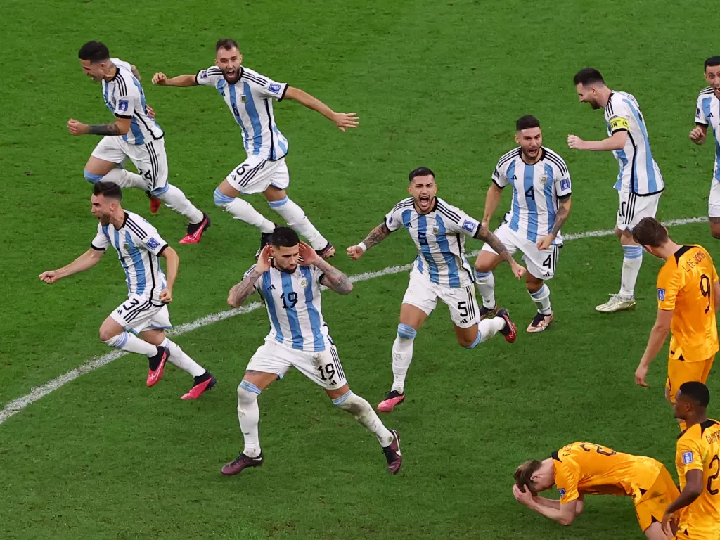 Para pemain Argentina merayakan kemenangan atas Belanda melalui adu penalti. (Reuters)