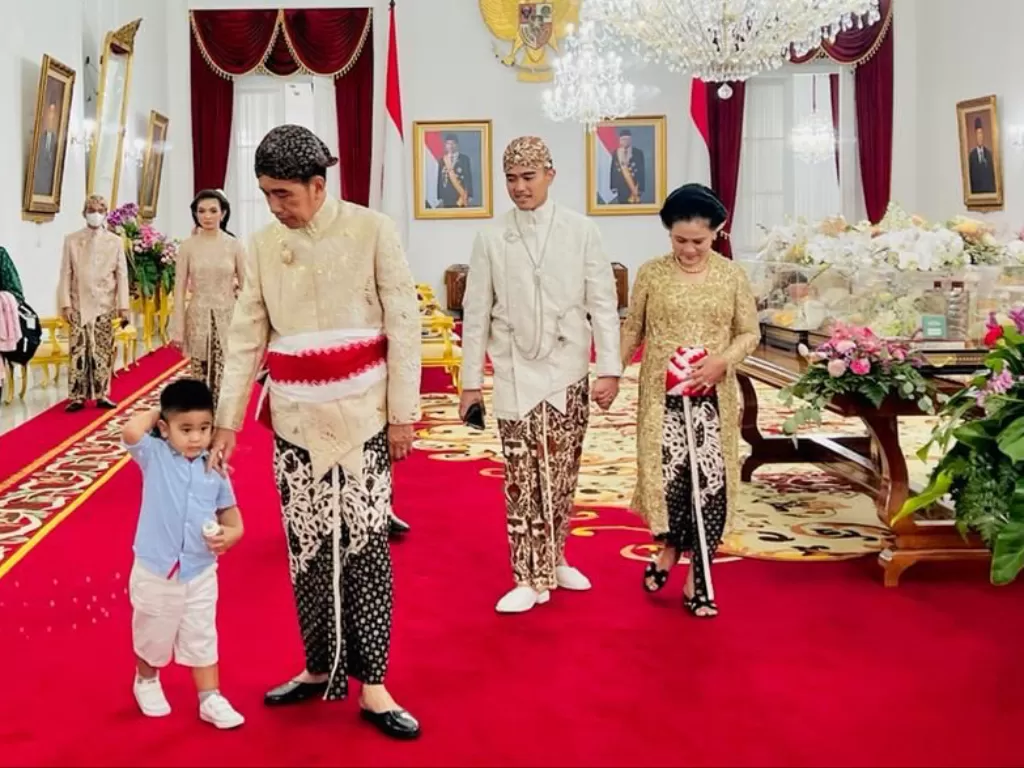 Presiden Jokowi membujuk cucunya untuk pakai beskap (Laily Rachev)