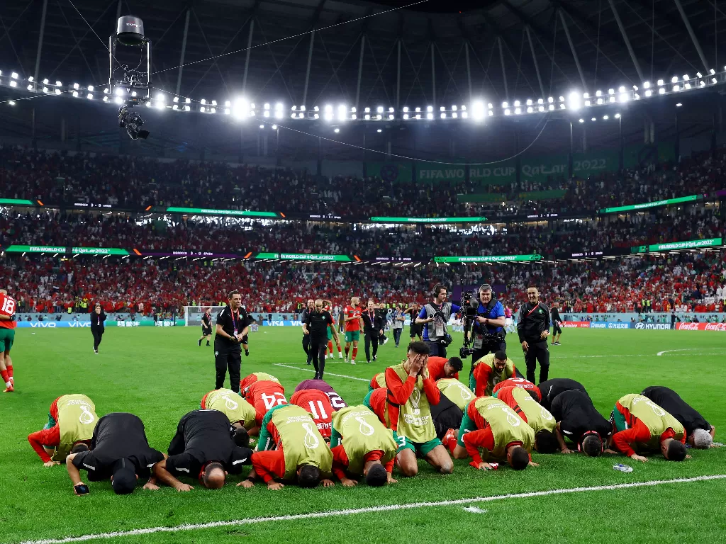 Pemain Timnas Maroko bersujud syukur merayakan keberhasilan mereka lolos ke perempatfinal Piala Dunia 2022. (REUTERS/Matthew Childs)