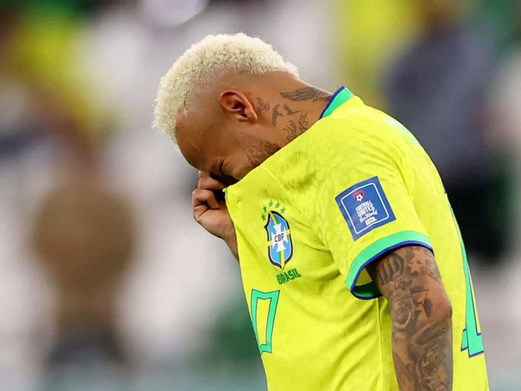 Neymar Jr menangis lantaran Brasil tersingkir dari Piala Dunia 2022 (REUTERS/Matthew Childs)