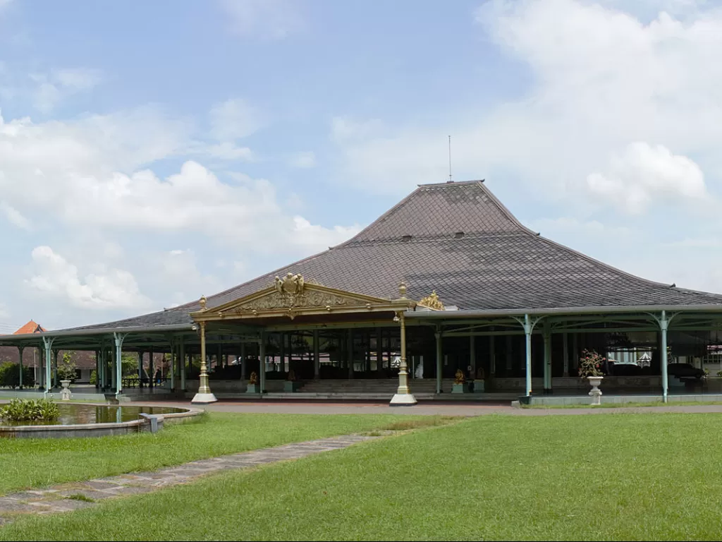 Bagian depan Pura Mangkunegaran, lokasi resepsi Kaesang dan Erina. (Wikipedia)