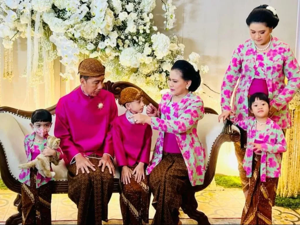 Jan Ethes bersama dengan keluarga Presiden Jokowi (Instagram/jokowi)