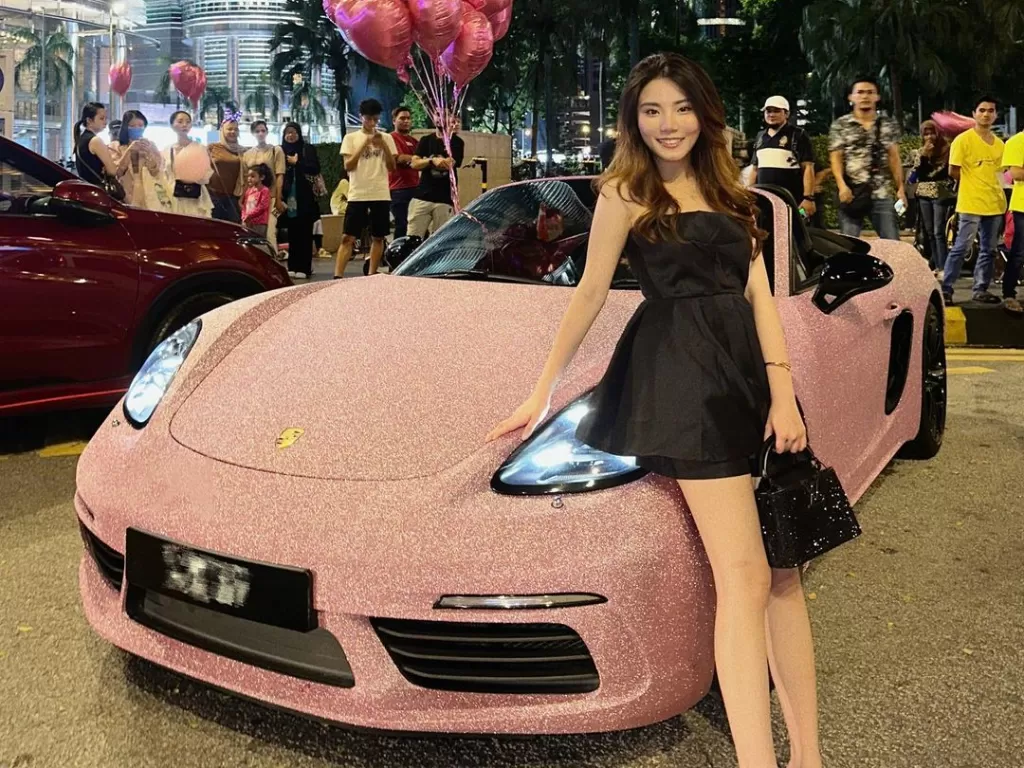 Wanita yang mendapatkan hadiah Porsche dari pacarnya. (Instagram/@hippo.ysc)