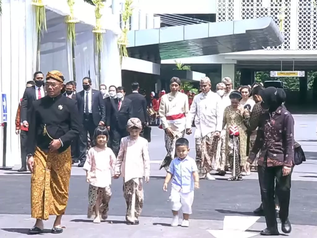 Jan Ethes dan Sedah Mirah menjadi penunjuk jalan rombongan Kaesang Pangarep di acara pernikahannya. (YouTube/@Jokowi)