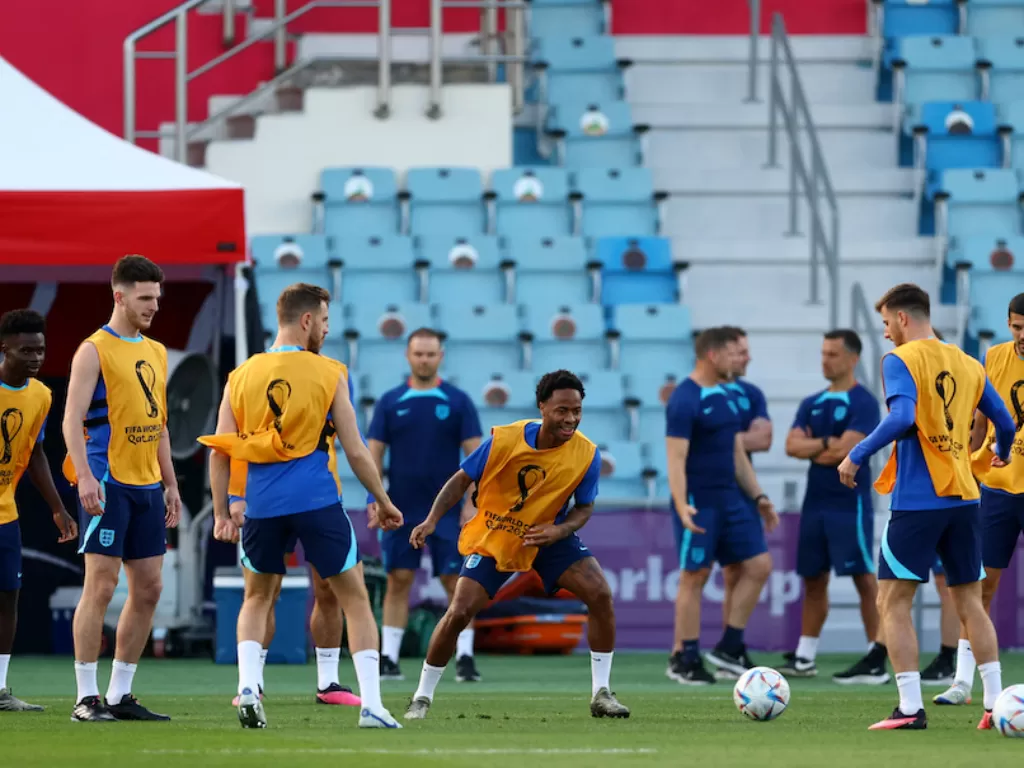 Timnas Inggris berlatih jelang perempat final Piala Dunia 2022 (REUTERS/Molly Darlington)