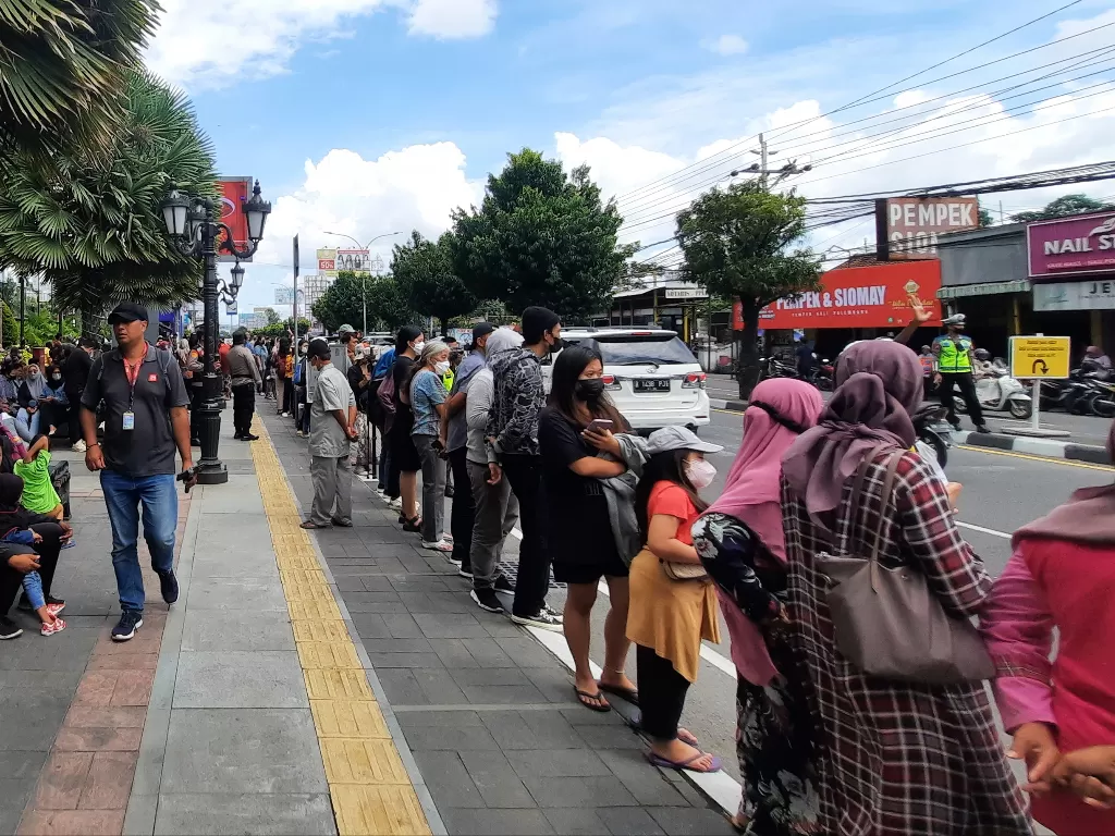 Antusiasme warga ingin melihat iring-iringan kel Jokowi (Z Creators/Huri)
