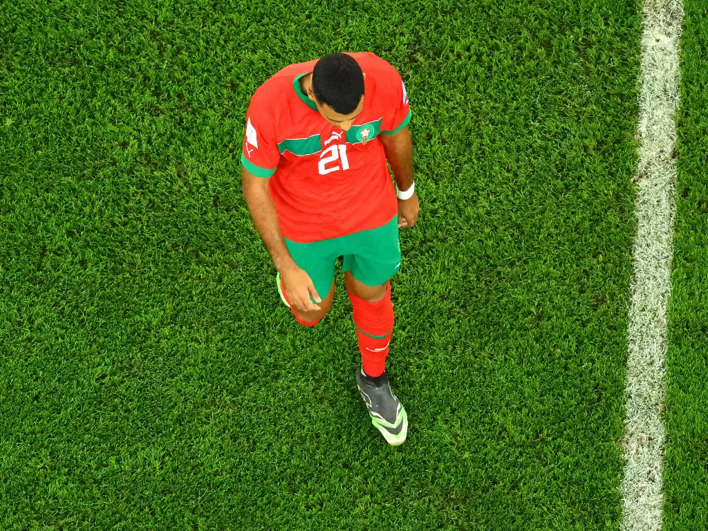 Pemain Maroko, Walid Cheddira, dapat kartu merah pada laga kontra Portugal di perempatfinal Piala Dunia 2022. (REUTERS/Fabrizio Bensch)