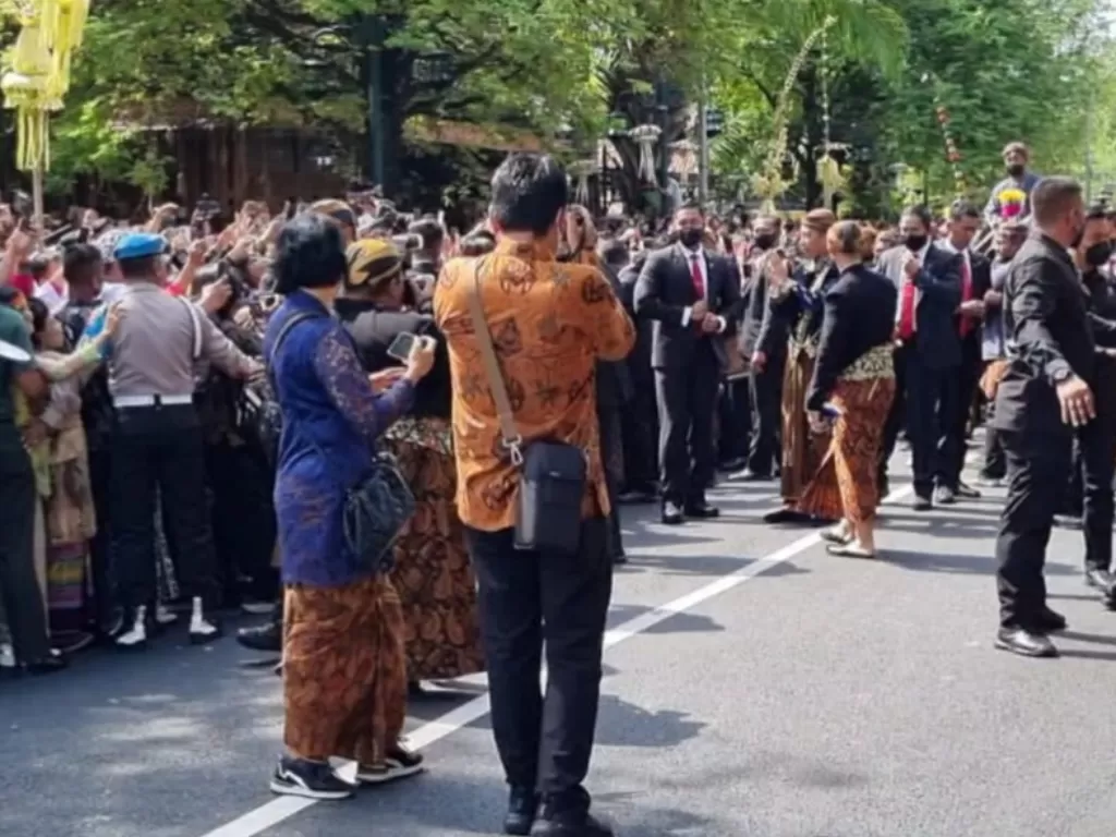 Presiden Jokowi turun dari kereta kencana saat kirab ngunduh mantu Kaesang dan Erina. (Z Creators/Ari Welianto)
