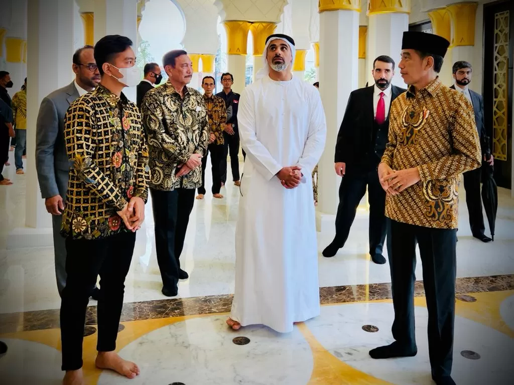 Presiden Joko Widodo berbincang dengan Khalid bin Mohamed bin Zayed Al Nahyan di Masjid Raya Sheikh Zayed (Foto: BPMI Setpres).