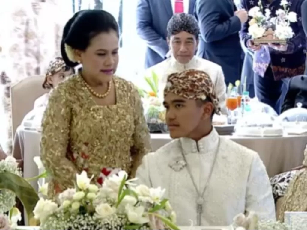 Iriana Jokowi tenangkan Kaesang Pangarep jelang akad nikah (YouTube/Presiden Joko Widodo)