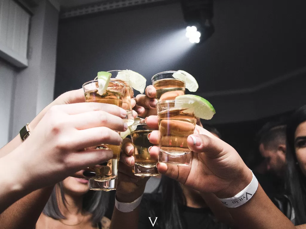 Ilustrasi mengonsumsi alkohol. (Pexels/Isabella Mendes)