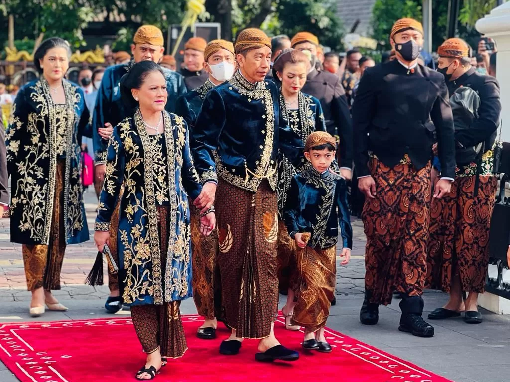 Presiden Jokowi dan Iriana bersama keluarga besar tiba di Loji Gandrung. (Laily Rachev/Tim Media Pernikahan Kaesang-Erina)