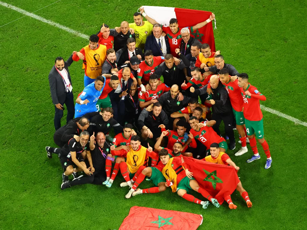 Skuad Maroko merayakan keberhasil menembus semifinal Piala Dunia 2022 usai menyingkirkan Portugal. (REUTERS/Fabrizio Bensch)