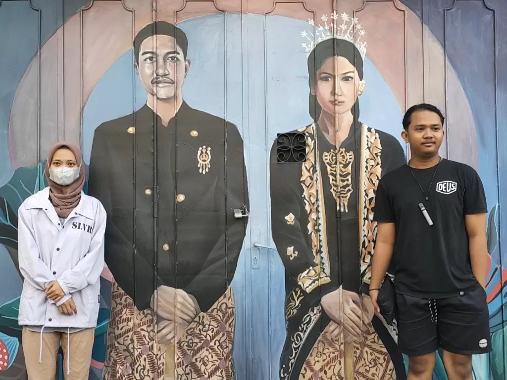 Warga Solo foto di depan mural Kaesang dan Erina. (Z Creators/Herda wahyu)